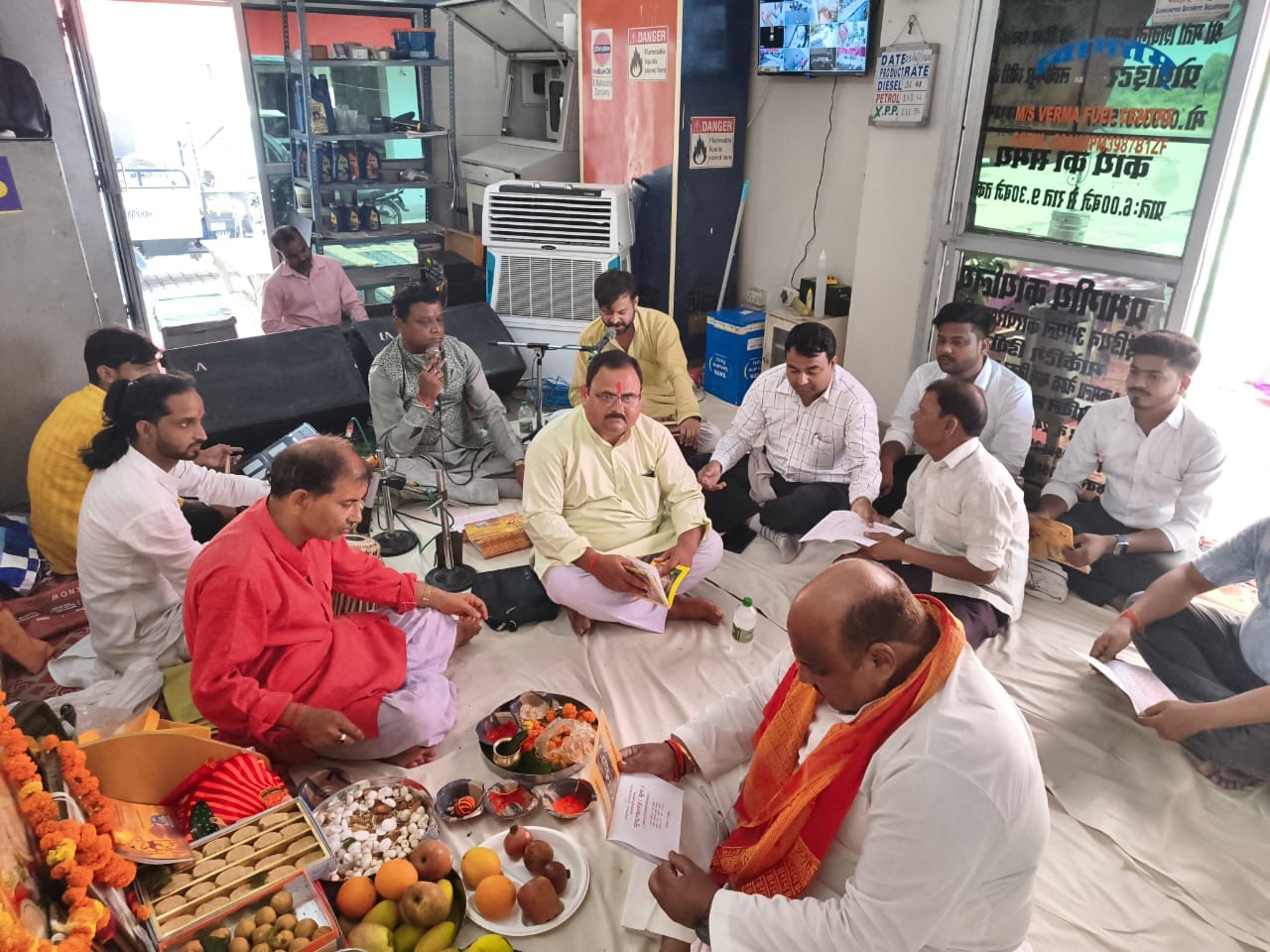 फायर स्टेशन के बाहर पुलिस विभाग द्वारा आयोजित भंडारे में लोगों को प्रसाद बांटतीं एसपी डॉ. ख्यात फायर स्टेशन के बाहर पुलिस विभाग द्वारा आयोजित भंडारे में लोगों को प्रसाद बांटतीं एसपी डॉ. ख्यात