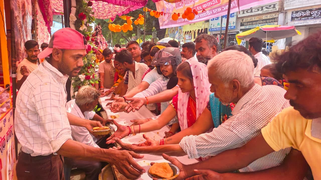 फायर स्टेशन के बाहर पुलिस विभाग द्वारा आयोजित भंडारे में लोगों को प्रसाद बांटतीं एसपी डॉ. ख्यात फायर स्टेशन के बाहर पुलिस विभाग द्वारा आयोजित भंडारे में लोगों को प्रसाद बांटतीं एसपी डॉ. ख्यात
