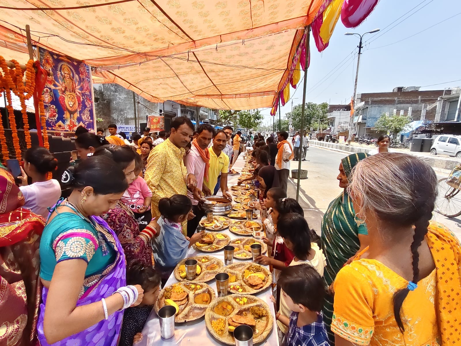 फायर स्टेशन के बाहर पुलिस विभाग द्वारा आयोजित भंडारे में लोगों को प्रसाद बांटतीं एसपी डॉ. ख्यात फायर स्टेशन के बाहर पुलिस विभाग द्वारा आयोजित भंडारे में लोगों को प्रसाद बांटतीं एसपी डॉ. ख्यात