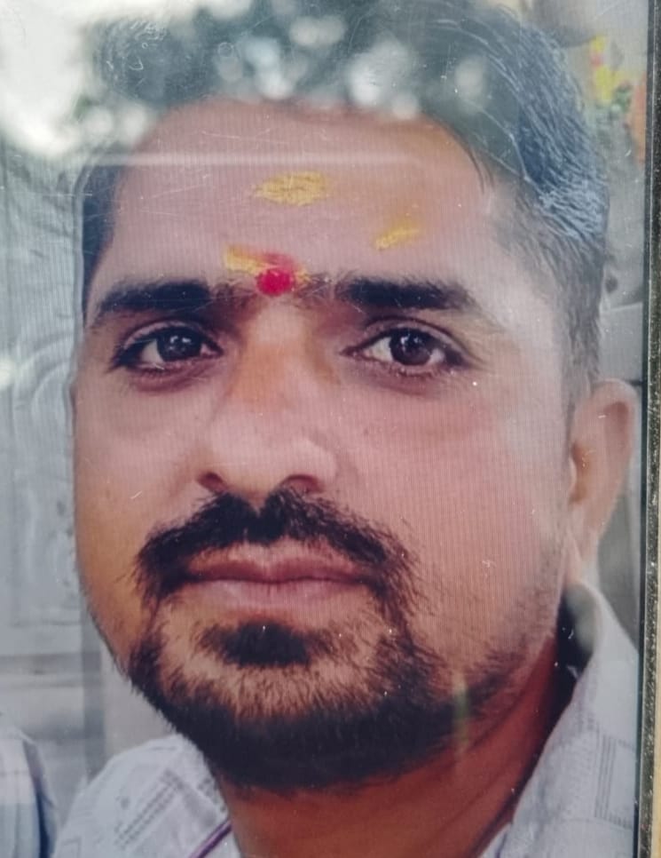 घटना स्थल पर जांच करते पुलिस अधिकारी। घटना स्थल पर जांच करते पुलिस अधिकारी।