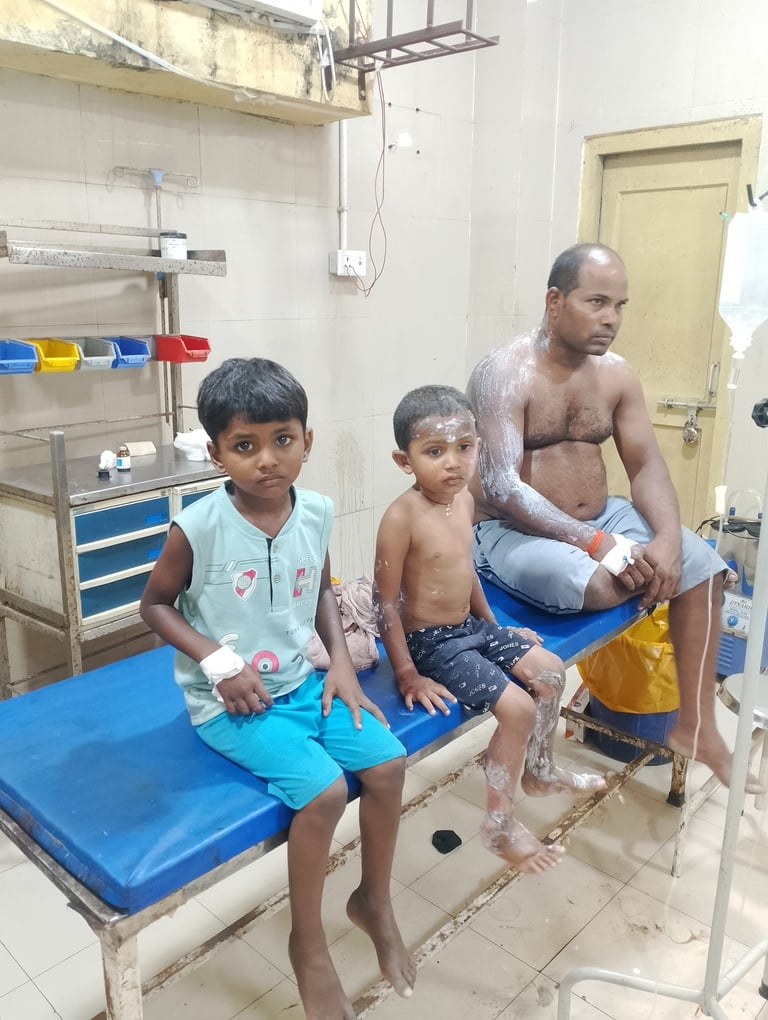 घायल बच्चे को इलाज करते चिकित्सक ।संवाद घायल बच्चे को इलाज करते चिकित्सक ।संवाद