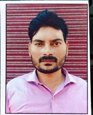 जिला अस्पताल में शिविर के बाहर इंतजार करते दिव्यांग। संवाद जिला अस्पताल में शिविर के बाहर इंतजार करते दिव्यांग। संवाद
