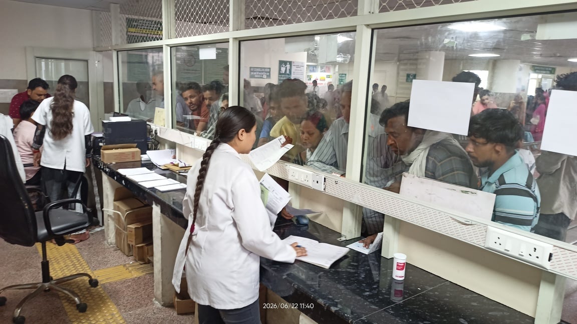 जिला नागरिक अस्पताल में सैंपल देने के लिए लाइन में लगे लोग। संवाद जिला नागरिक अस्पताल में सैंपल देने के लिए लाइन में लगे लोग। संवाद