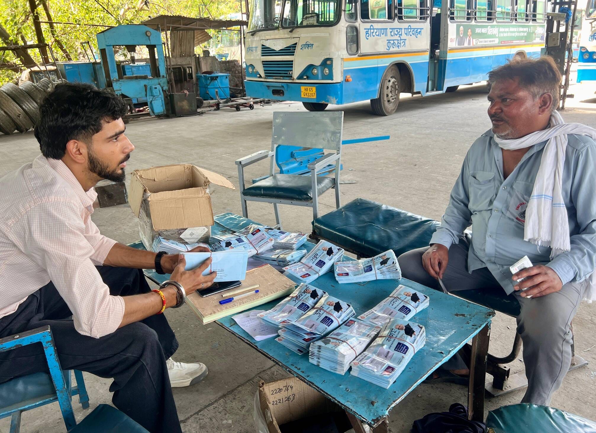 कुरुक्षेत्र। हैप्पी कार्ड एक्टीवेट कराने के लिए नए बस अड्डे पर जमा हुई लाभ पात्रों की भीड़। संव