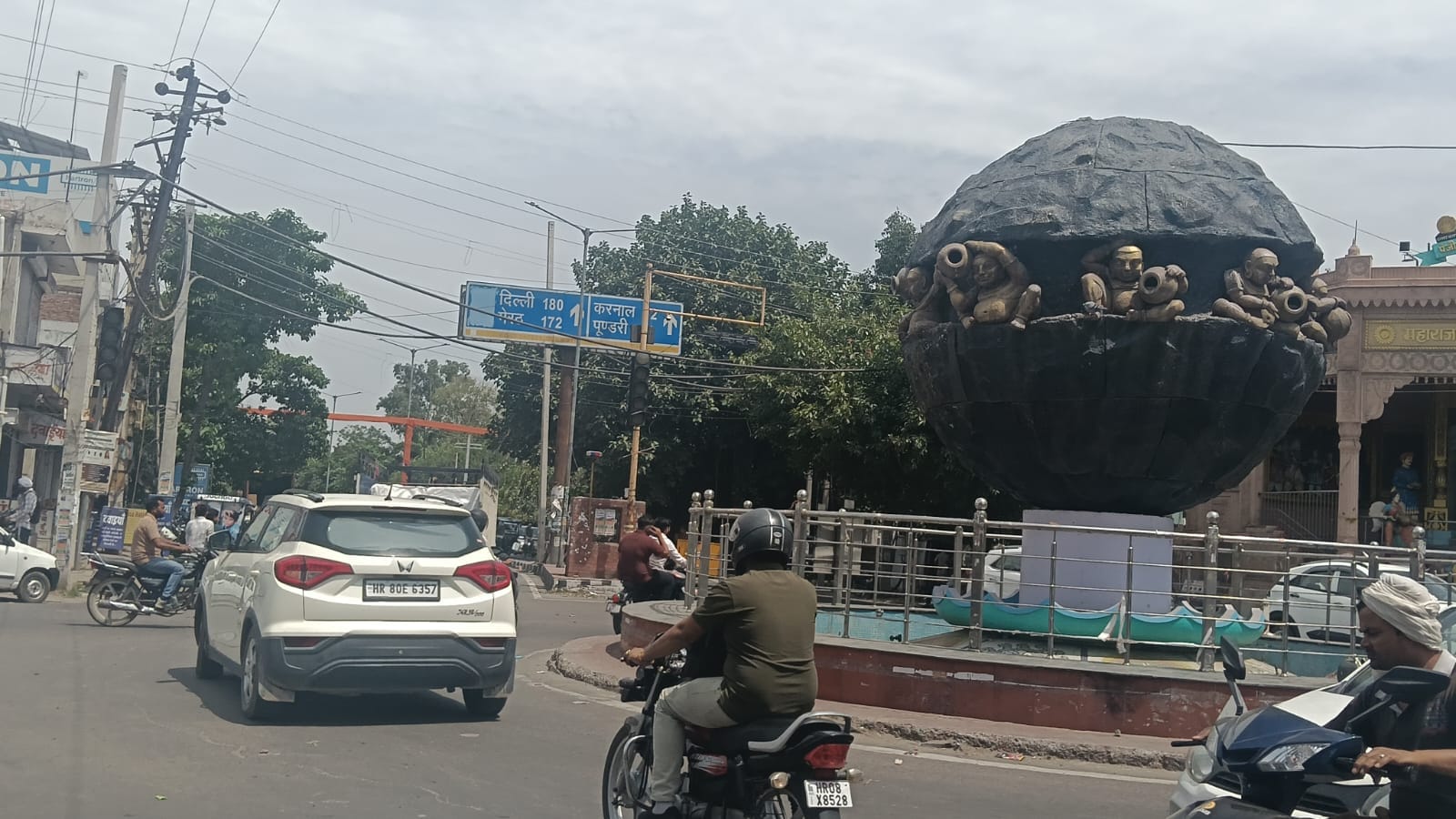 कैथल के छोटू राम चौक पर खराब पड़ी यातायात लाइट व लगा जाम। संवाद कैथल के छोटू राम चौक पर खराब पड़ी यातायात लाइट व लगा जाम। संवाद