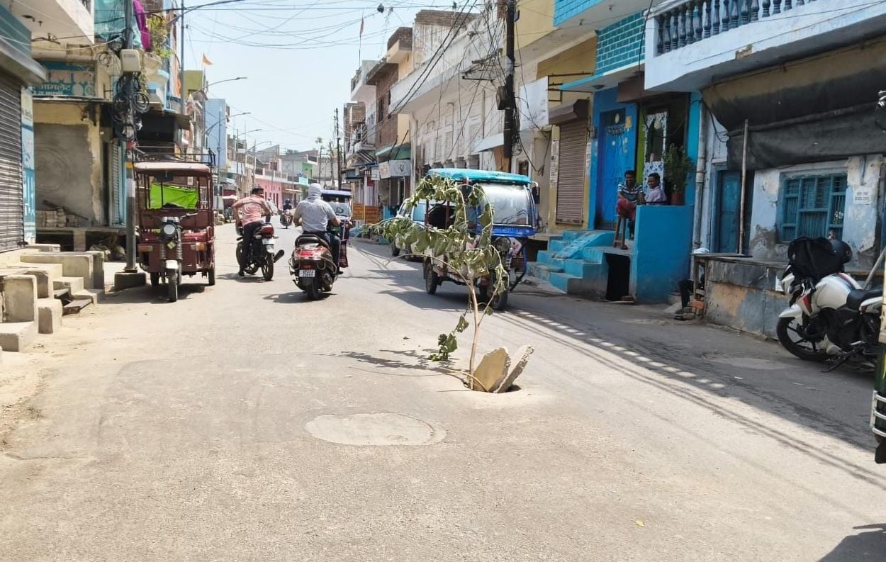 लाल इमली चौराहा से मोहनगंज जाने वाली सड़क पर खस्ताहाल पुलिया। संवाद लाल इमली चौराहा से मोहनगंज जाने वाली सड़क पर खस्ताहाल पुलिया। संवाद
