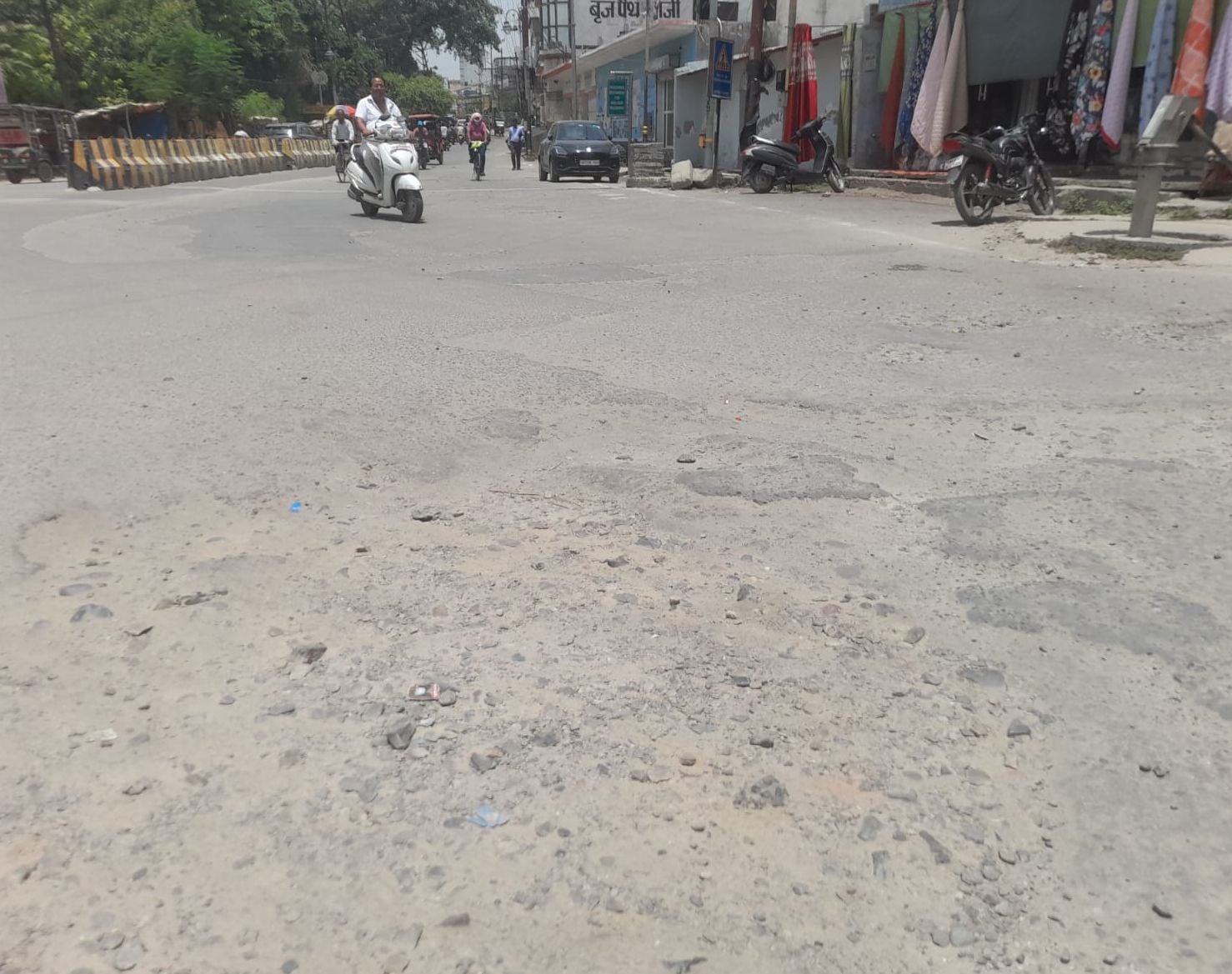 लाल इमली चौराहा से मोहनगंज जाने वाली सड़क पर खस्ताहाल पुलिया। संवाद लाल इमली चौराहा से मोहनगंज जाने वाली सड़क पर खस्ताहाल पुलिया। संवाद