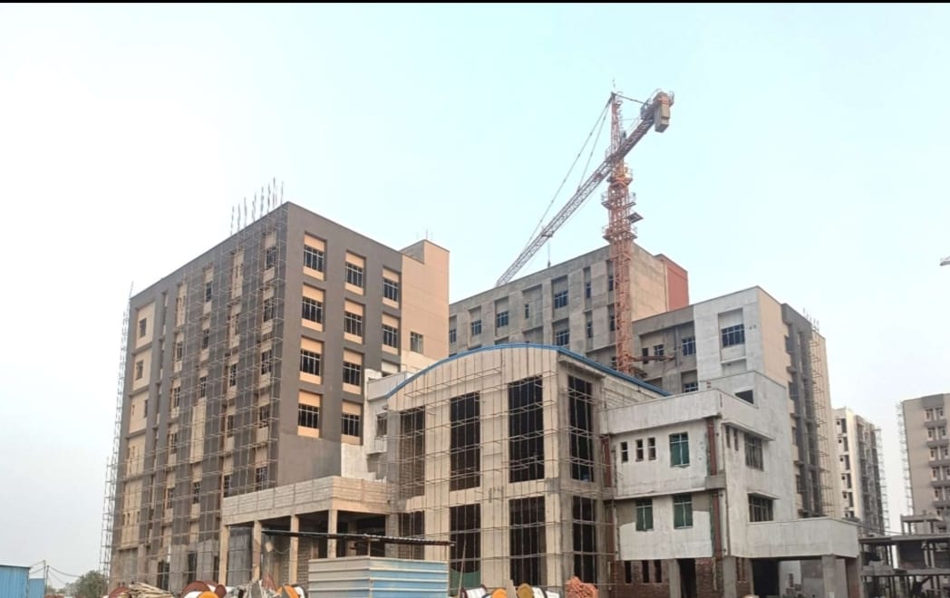 मेडिकल कालेज में निर्माणाधीन अस्पताल ब्लाक।