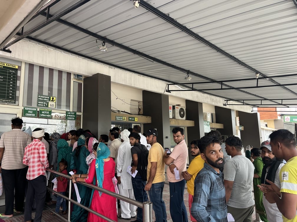 मेडिकल ओपीडी में अपनी बारी का इंतजार करते मरीज। संवाद