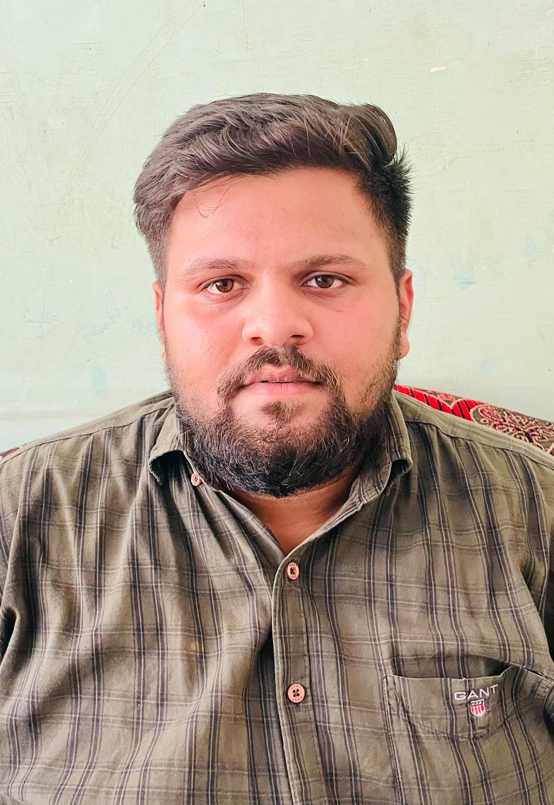 न्यूरिया रेलवे फाटक पर ट्रेन गुजरने के दौरान बंद फाटक के खुलने का इंतजार करते राहगीर व वाहन चाल न्यूरिया रेलवे फाटक पर ट्रेन गुजरने के दौरान बंद फाटक के खुलने का इंतजार करते राहगीर व वाहन चाल
