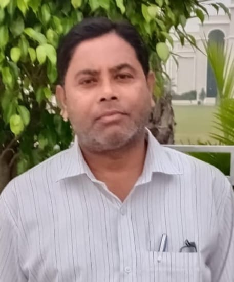 न्यूरिया रेलवे फाटक पर ट्रेन गुजरने के दौरान बंद फाटक के खुलने का इंतजार करते राहगीर व वाहन चाल न्यूरिया रेलवे फाटक पर ट्रेन गुजरने के दौरान बंद फाटक के खुलने का इंतजार करते राहगीर व वाहन चाल