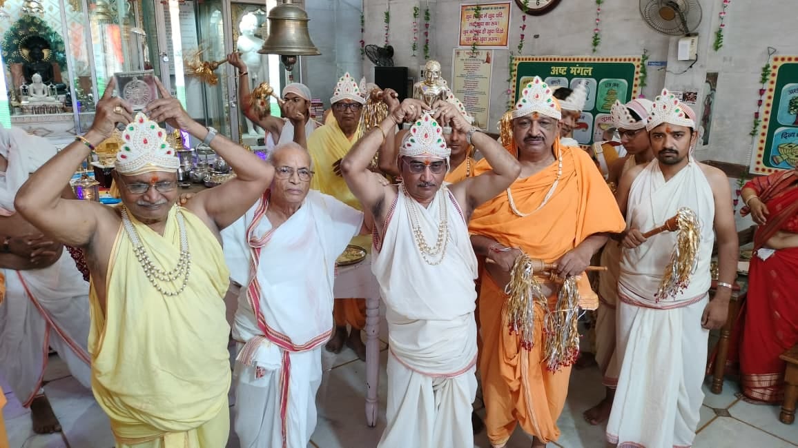 प्राचीन दिगंबर जैन बड़े मंदिर में पूजा अर्चना करते श्रद्धालु स्रोत संवाद