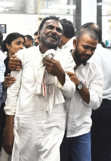 पोस्टमार्टम हाउस पर अग्निकांड के पीड़ितों के परिजन। पोस्टमार्टम हाउस पर अग्निकांड के पीड़ितों के परिजन।