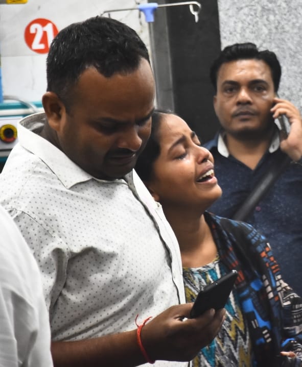 पोस्टमार्टम हाउस पर अग्निकांड के पीड़ितों के परिजन। पोस्टमार्टम हाउस पर अग्निकांड के पीड़ितों के परिजन।
