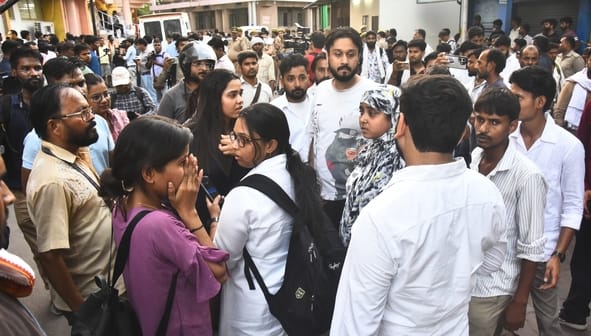 पोस्टमार्टम हाउस पर अग्निकांड के पीड़ितों के परिजन। पोस्टमार्टम हाउस पर अग्निकांड के पीड़ितों के परिजन।