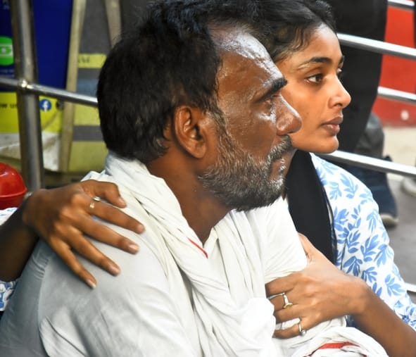 पोस्टमार्टम हाउस पर अग्निकांड के पीड़ितों के परिजन। पोस्टमार्टम हाउस पर अग्निकांड के पीड़ितों के परिजन।