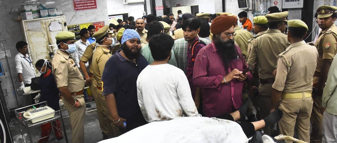 पोस्टमार्टम हाउस पर अग्निकांड के पीड़ितों के परिजन। पोस्टमार्टम हाउस पर अग्निकांड के पीड़ितों के परिजन।