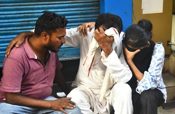 पोस्टमार्टम हाउस पर अग्निकांड के पीड़ितों के परिजन। पोस्टमार्टम हाउस पर अग्निकांड के पीड़ितों के परिजन।