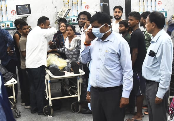 पोस्टमार्टम हाउस पर अग्निकांड के पीड़ितों के परिजन। पोस्टमार्टम हाउस पर अग्निकांड के पीड़ितों के परिजन।