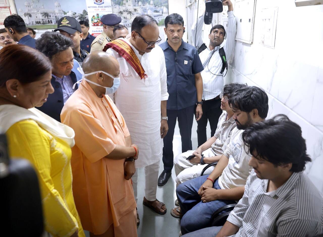 पीड़ितों से मुख्यमंत्री योगी आदित्यनाथ ने की मुलाकात।