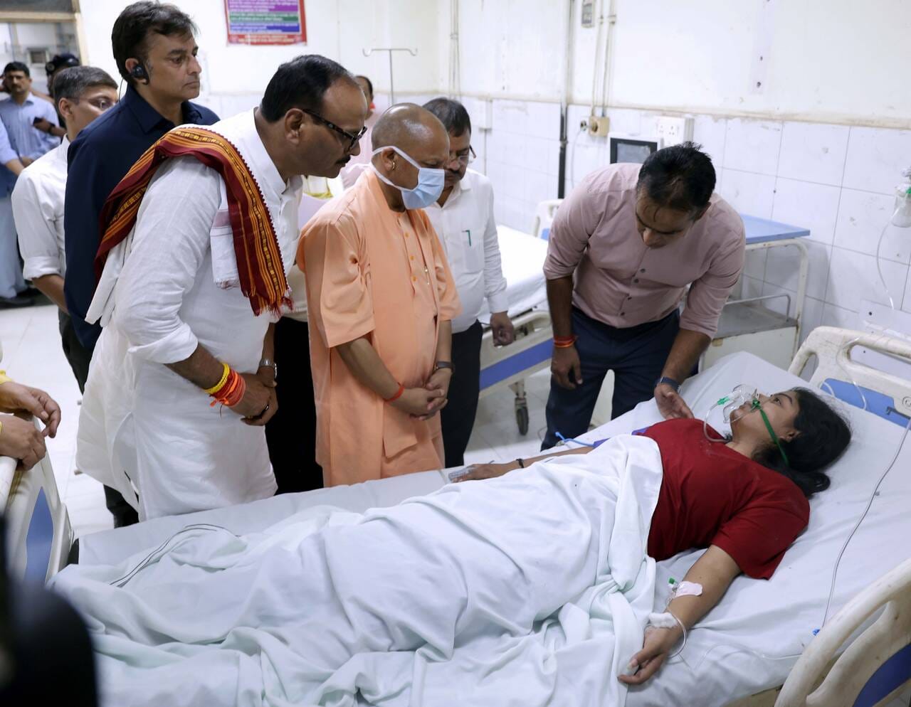 पीड़ितों से मुख्यमंत्री योगी आदित्यनाथ ने की मुलाकात।