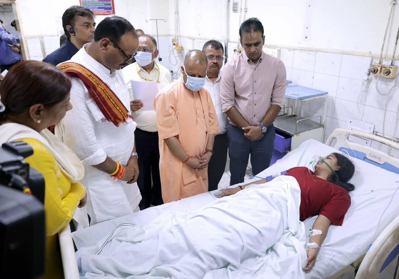 पीड़ितों से मुख्यमंत्री योगी आदित्यनाथ ने की मुलाकात।