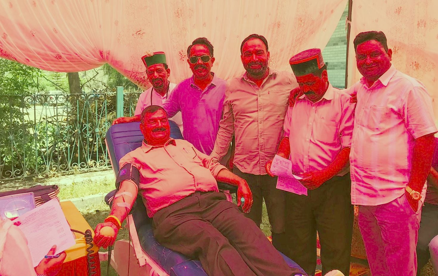रामपुर में पूर्व मुख्यमंत्री स्व. वीरभद्र सिंह की जयंती पर श्रद्धांजली देते कांग्रेस कार्यकर्ता रामपुर में पूर्व मुख्यमंत्री स्व. वीरभद्र सिंह की जयंती पर श्रद्धांजली देते कांग्रेस कार्यकर्ता