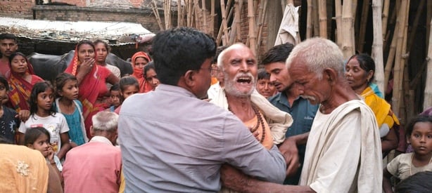 रवींद्र की मौत की सूचना पर दरवाजे पर जुटी भीड़ व रोते-बिलखते परिजन। संवाद रवींद्र की मौत की सूचना पर दरवाजे पर जुटी भीड़ व रोते-बिलखते परिजन। संवाद