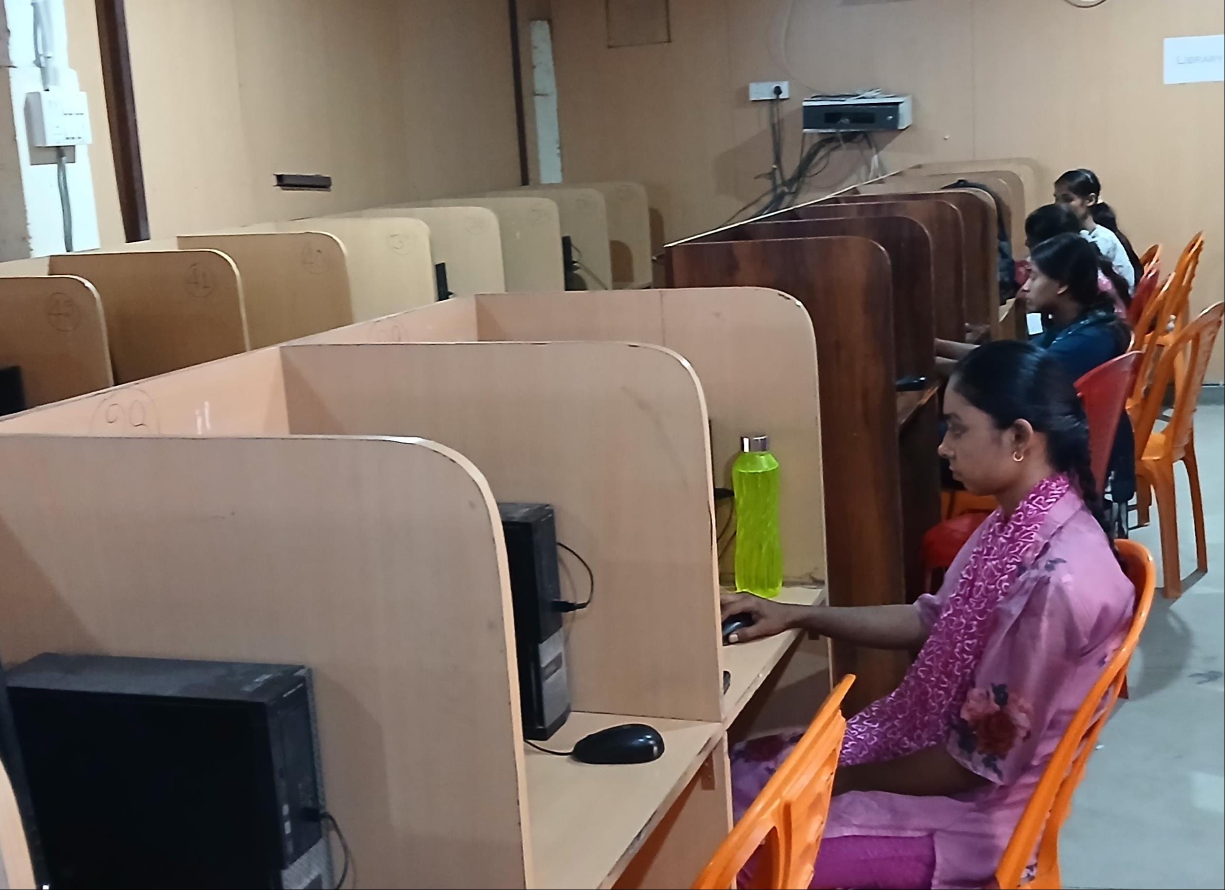 सिंचाई विभाग के सामने और अदम गोंडवी खेल मैदान स्थित कोचिंग संंस्थानों में बिना फायर सेफ्टी के 