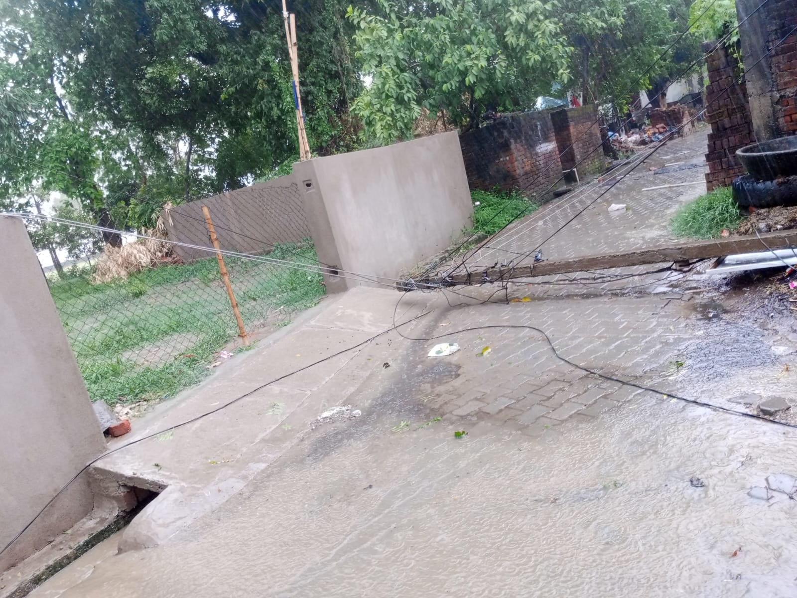 सुकरौली के उपासपुर में आंधी बारिश से बिजली का पोल टूटा।संवाद सुकरौली के उपासपुर में आंधी बारिश से बिजली का पोल टूटा।संवाद