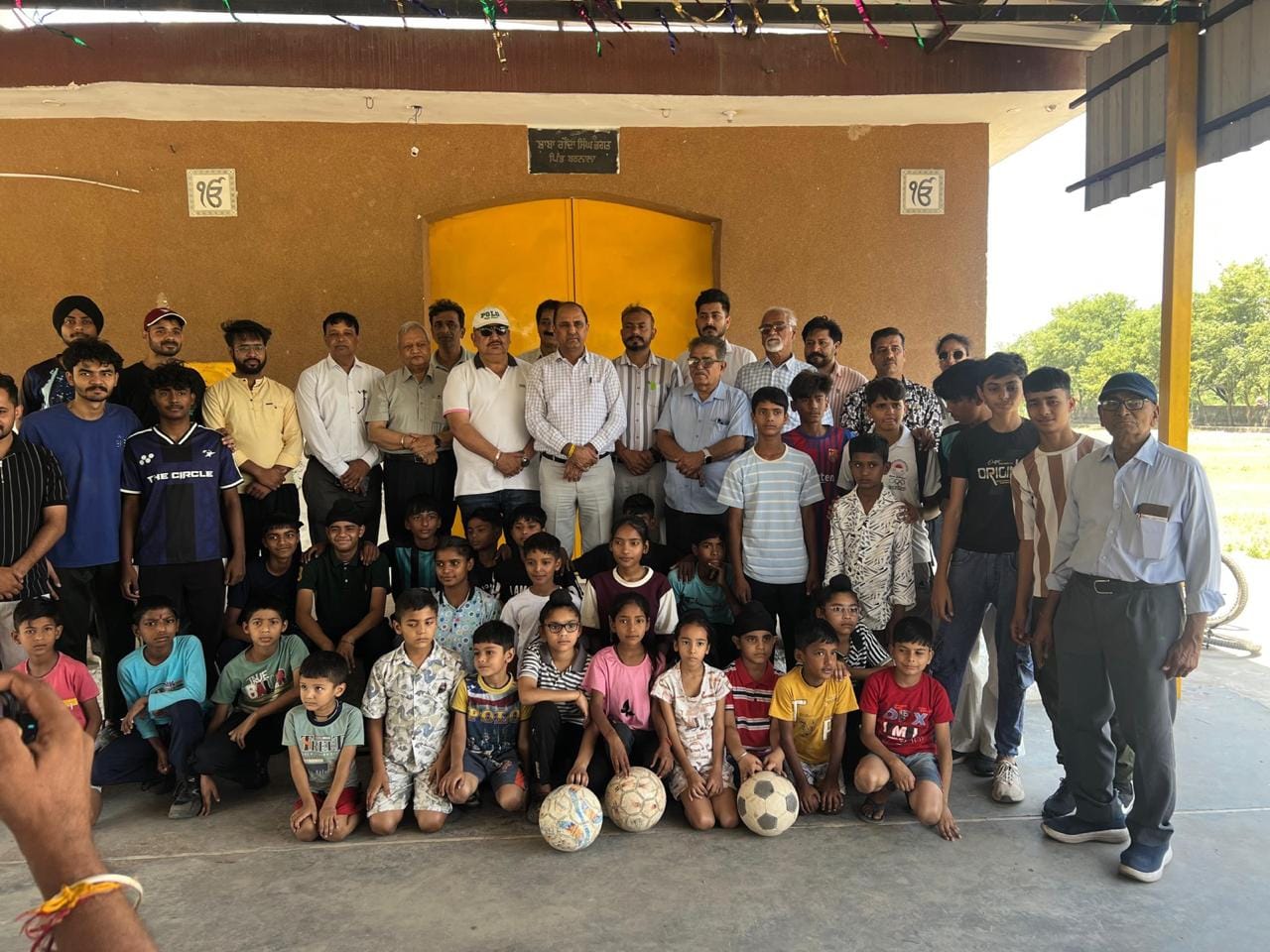 सनातन मंच सेवा सभस्के सदस्य बच्चों को निशुल्क किट देते हुए: स्वयं सनातन मंच सेवा सभस्के सदस्य बच्चों को निशुल्क किट देते हुए: स्वयं