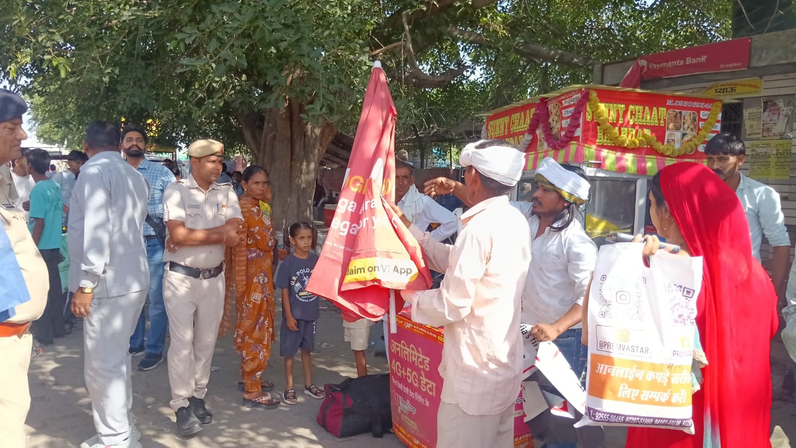 शहर के लालबत्तती चोक के पास अतिक्रमण हटवाती नगर परिषद की टीम। संवाद शहर के लालबत्तती चोक के पास अतिक्रमण हटवाती नगर परिषद की टीम। संवाद