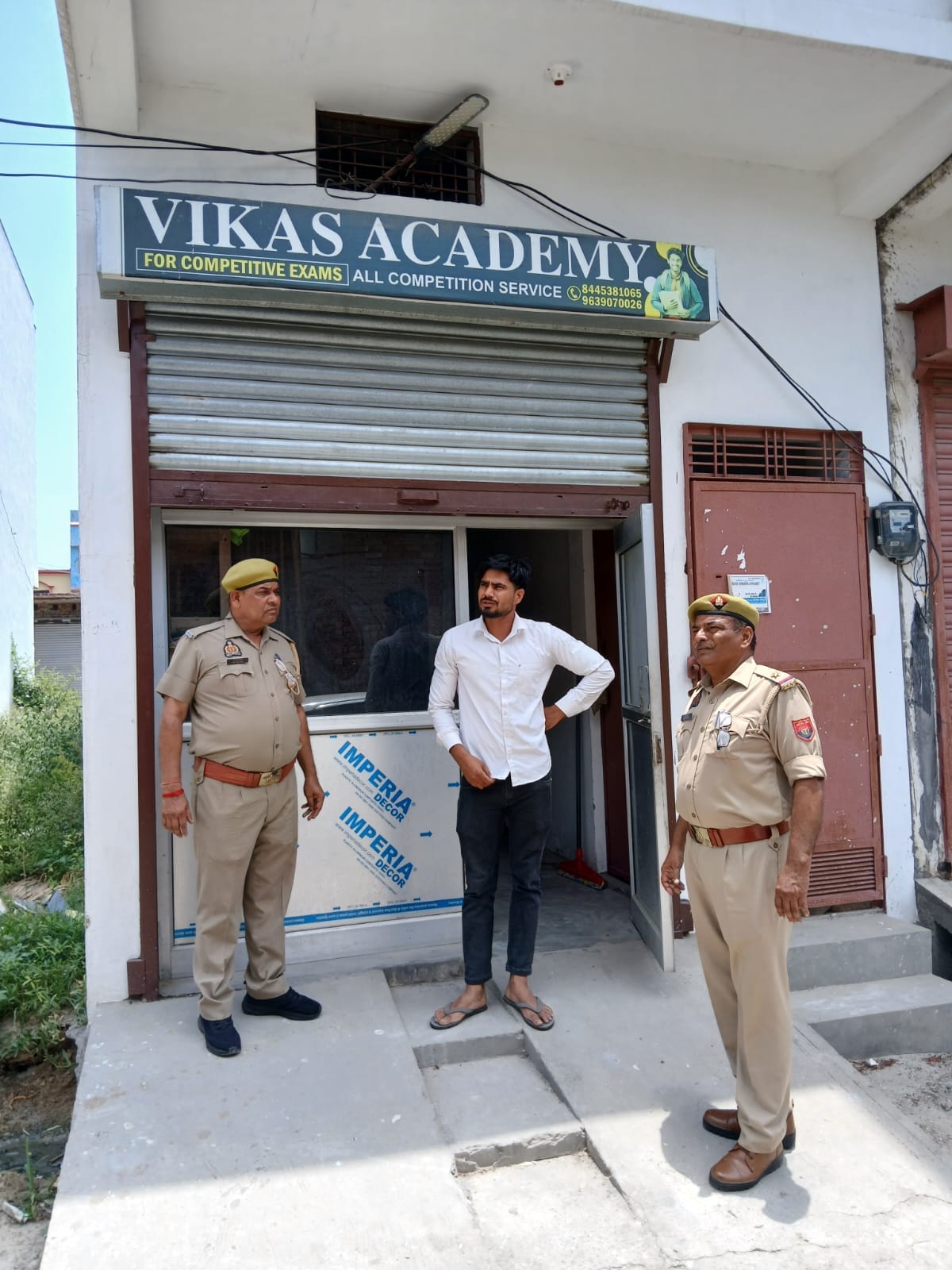 शामली में बुढ़ाना रोड पर कोचिंग सेंटर की जांच करती टीम। प्रशासन शामली में बुढ़ाना रोड पर कोचिंग सेंटर की जांच करती टीम। प्रशासन