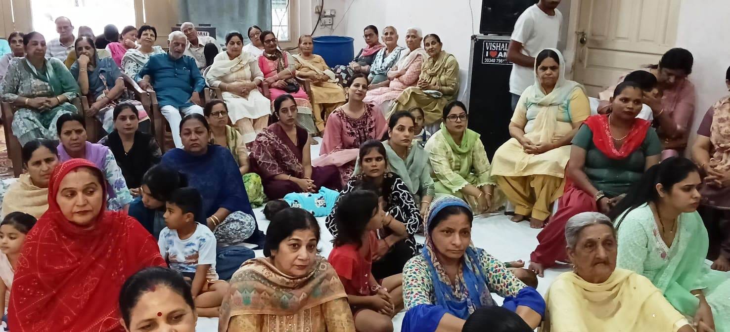 श्रीमद्भागवत कथा में महाराज बच्चों को सम्मानित करते हुए: स्वयं