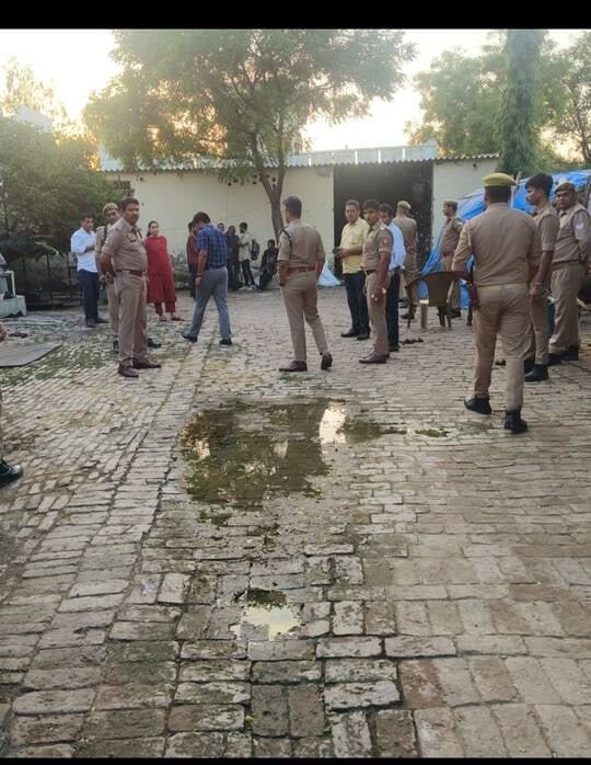 दोने बनाने की फैक्ट्री के गेट पर लिखा कुत्तों से सावधान संवाद