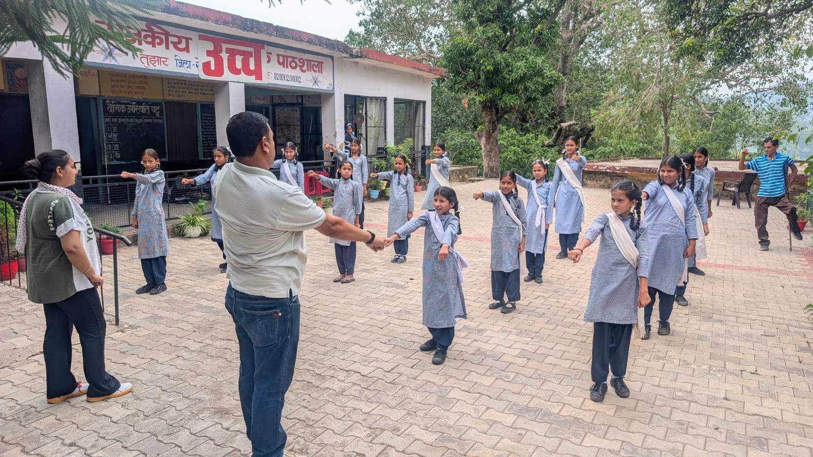 दून के पट्टा के स्कूलो में किशोरियों को जागरूक करते हुए संस्था के पदाधिकारी- स्रोत-संस्था। दून के पट्टा के स्कूलो में किशोरियों को जागरूक करते हुए संस्था के पदाधिकारी- स्रोत-संस्था।