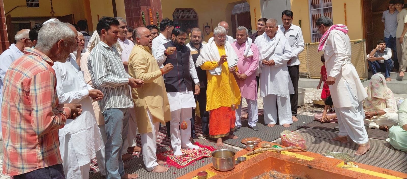 24जेएनडी05-मंदिर परिसर में हवन में पहुंचे श्रद्धालु। स्रोत ग्रामीण