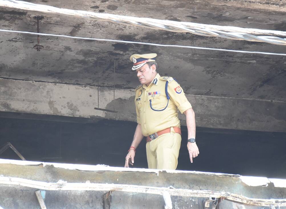 अग्निकांड वाली बिल्डिंग से साक्ष्य जुटाती फोरेंसिक की टीम। 