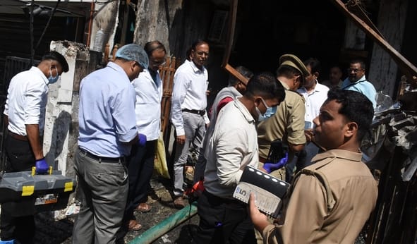 अग्निकांड वाली बिल्डिंग से साक्ष्य जुटाती फोरेंसिक की टीम। 