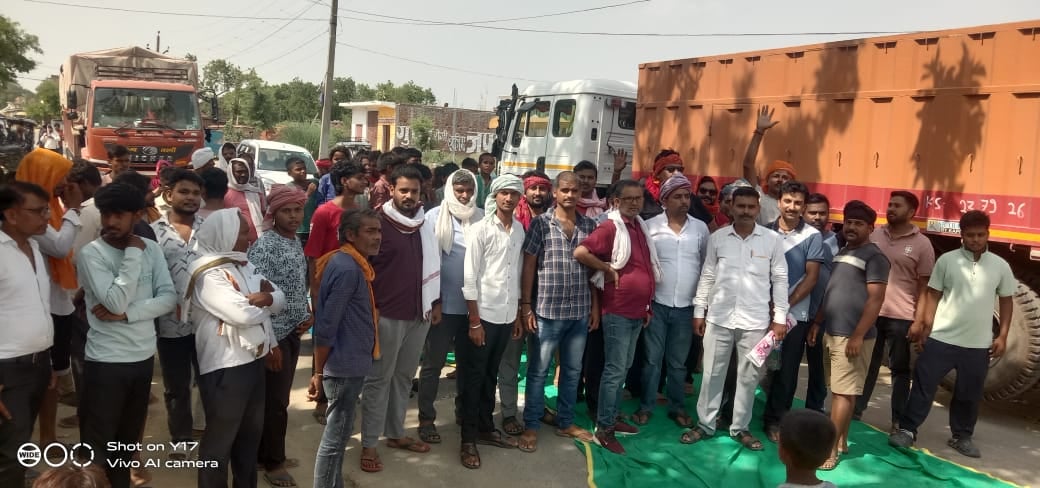 अघोषित बिजली कटौती और अनियमित आपूर्ति को लेकर दुबिहा-रसड़ा मार्ग को जाम करते क्षेत्र के लोग। सं अघोषित बिजली कटौती और अनियमित आपूर्ति को लेकर दुबिहा-रसड़ा मार्ग को जाम करते क्षेत्र के लोग। सं