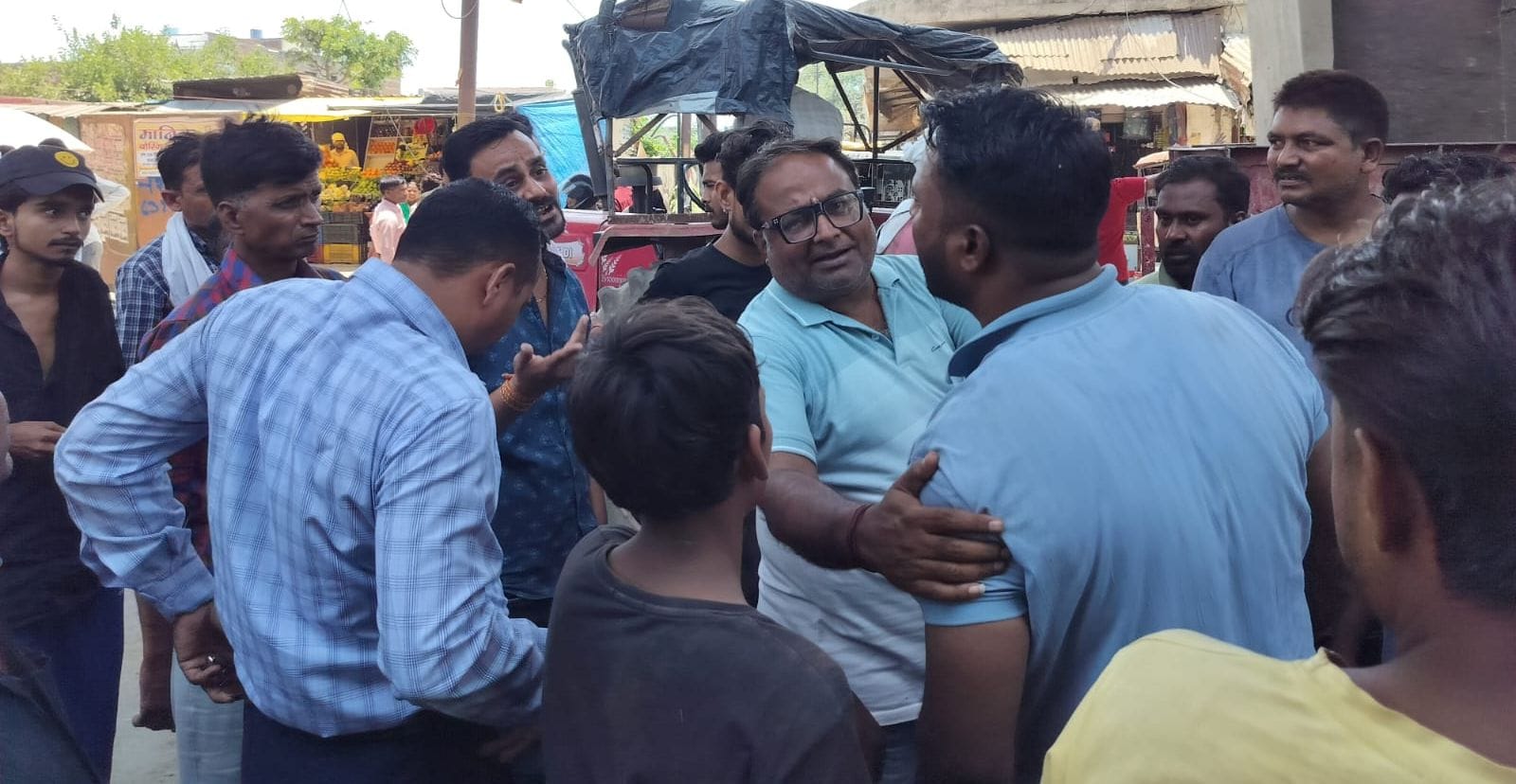 अस्थायी दुकानों को हटाता बुल्डोजर। संवाद अस्थायी दुकानों को हटाता बुल्डोजर। संवाद