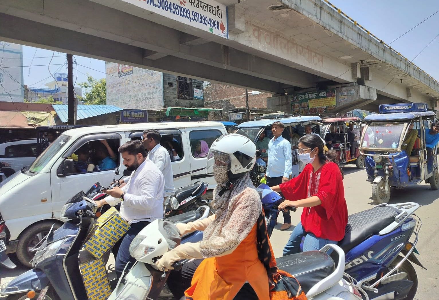 अस्थायी दुकानों को हटाता बुल्डोजर। संवाद अस्थायी दुकानों को हटाता बुल्डोजर। संवाद