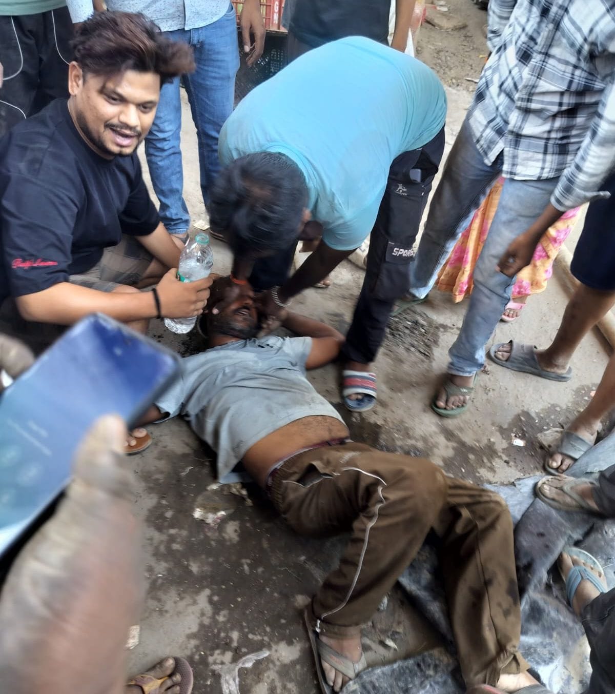 अस्थायी दुकानों को हटाता बुल्डोजर। संवाद अस्थायी दुकानों को हटाता बुल्डोजर। संवाद