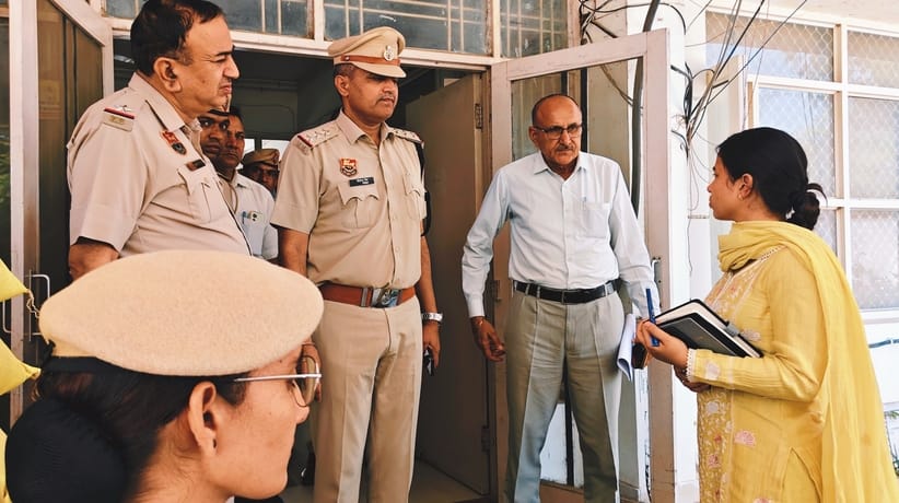 भूना थाने में मालखाने से संबंधित जानकारी लेतीं एसपी निकिता खट्टर। स्रोत : पुलिस