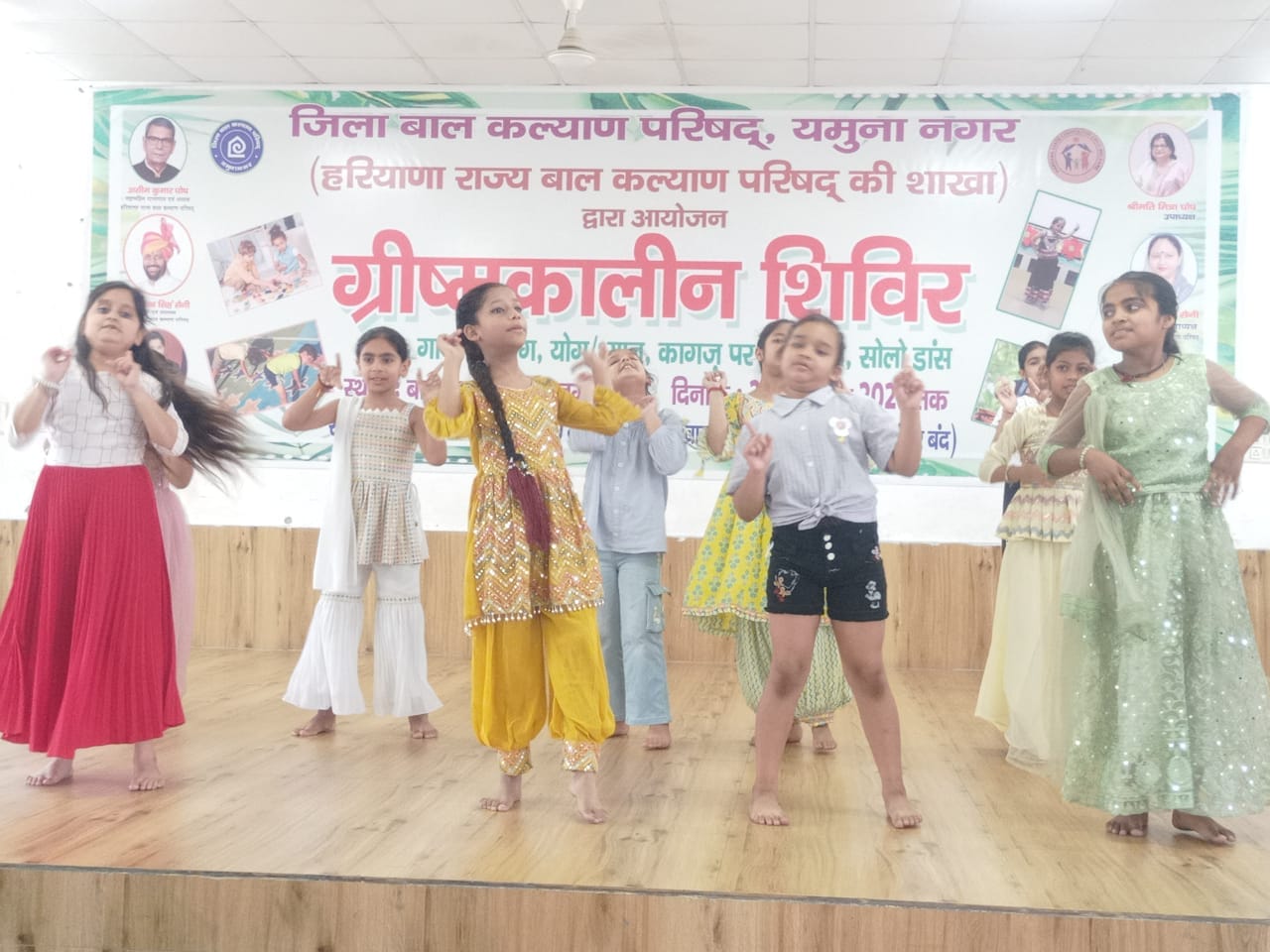 बाल भवन में आयोजित शिविर के प्रतिभागियों बच्चों के साथ अतिथि। डीआईपीआरओ