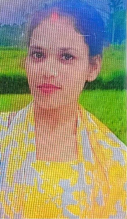 बिरनो गांव स्थित आवास पर मृतका पिंकी की रोती-बिलखती मां उर्मिला देवी को संभालती महिलाएं। संवाद बिरनो गांव स्थित आवास पर मृतका पिंकी की रोती-बिलखती मां उर्मिला देवी को संभालती महिलाएं। संवाद