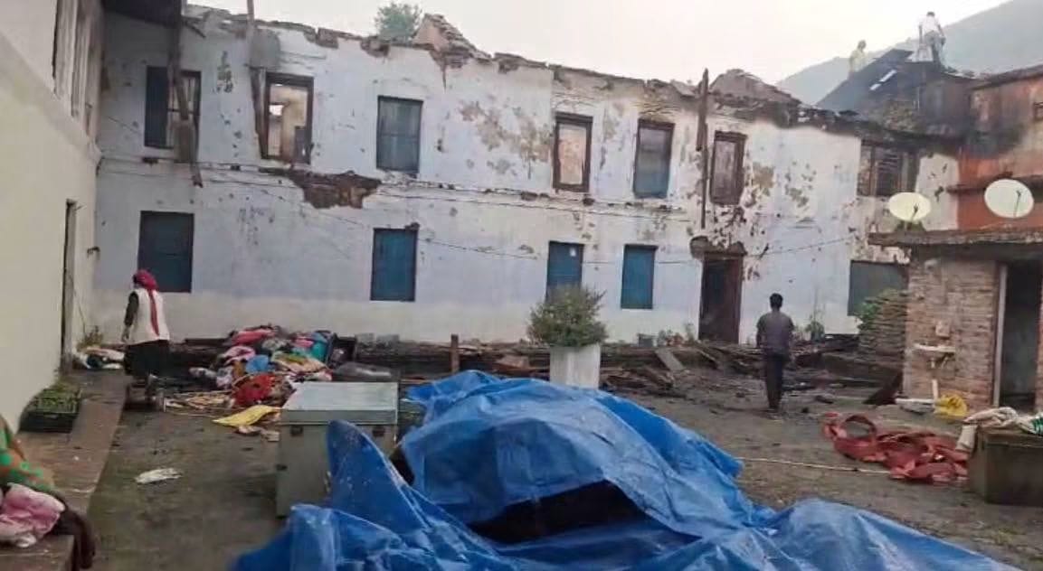 बीड़ में घरों में लगी आग पर काबू पाते स्थानीय लोग। जागरूक पाठक।