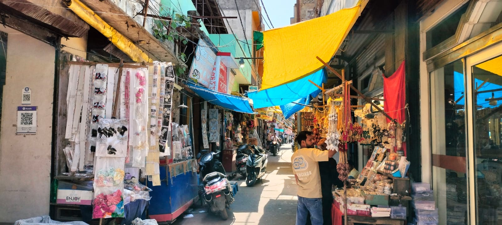चौक में गुदड़ी बाजार का संकरा मार्ग। संवाद