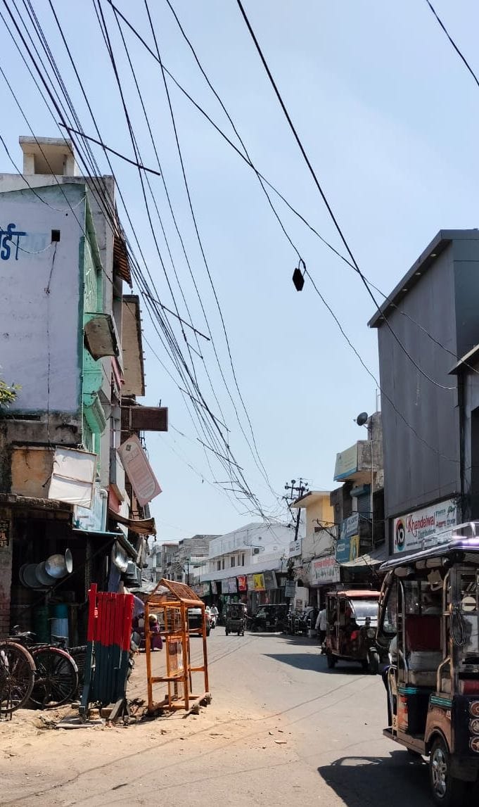 चौक में गुदड़ी बाजार का संकरा मार्ग। संवाद
