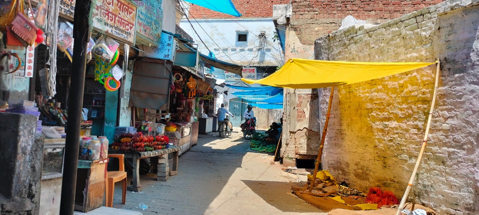 चौक में गुदड़ी बाजार का संकरा मार्ग। संवाद